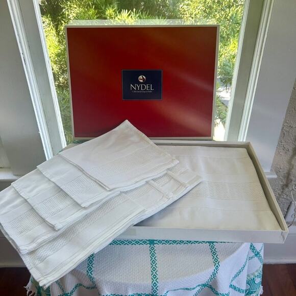 Vintage Nydel White Cotton Tablecloth and Matching Napkin Service for Eight - Picture 13 of 16